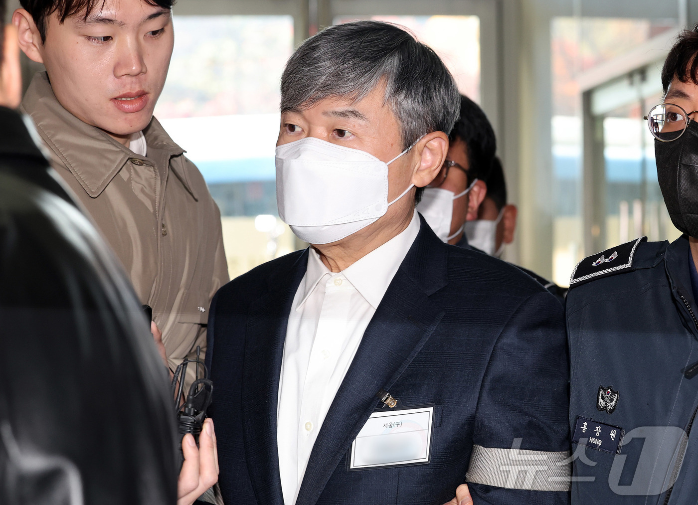 (서울=뉴스1) 박지혜 기자 = 구속중인 조태용 전 국가정보원장이 18일 오후 서울 서초구 순직해병 특별검사팀 사무실로 소환되고 있다. 2025.11.18/뉴스1