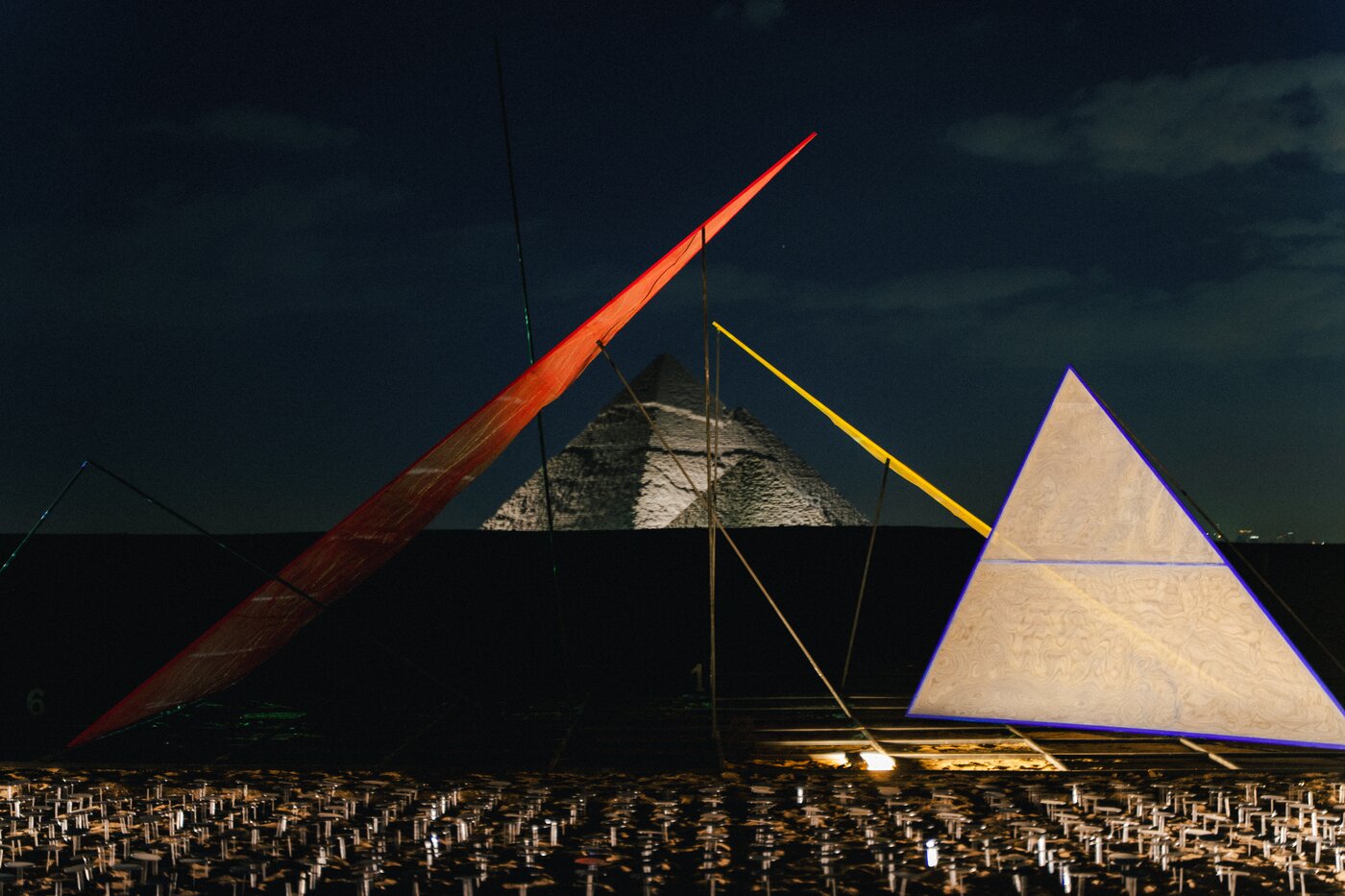 본문 이미지 - 제 5회 이집트 피라미드 국제미술제에서 야경 속에서 피라미드 앞에 설치된 박종규 작품 &#39;영원의 코드&#39;&#40;Code of the Eternal&#41; / Studio J.Park·이앤아트 / &#40;이규현 큐레이터 제공&#41;