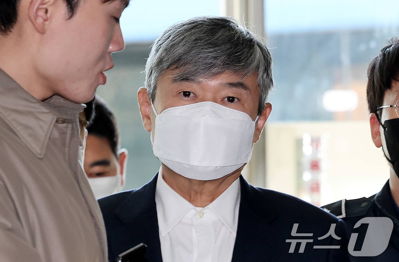 (서울=뉴스1) 박지혜 기자 = 구속중인 조태용 전 국가정보원장이 18일 오후 서울 서초구 순직해병 특별검사팀 사무실로 소환되고 있다. 2025.11.18/뉴스1