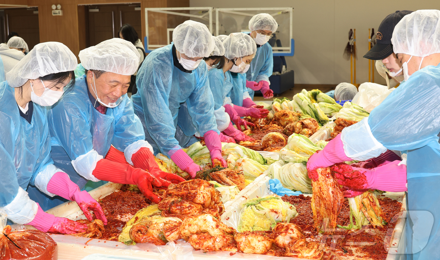 (인천공항=뉴스1) 공항사진기자단 = 18일 오전 인천 중구 인천국제공항공사스카이돔에서 '희망의 활주로 2025 김장 나눔 봉사활동'이 열리면서 참가자들이 인천 전 지역 취약계층 …