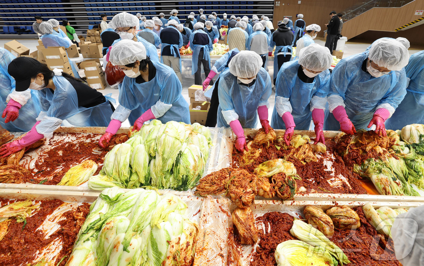 (인천공항=뉴스1) 공항사진기자단 = 18일 오전 인천 중구 인천국제공항공사스카이돔에서 '희망의 활주로 2025 김장 나눔 봉사활동'이 열리면서 참가자들이 인천 전 지역 취약계층 …