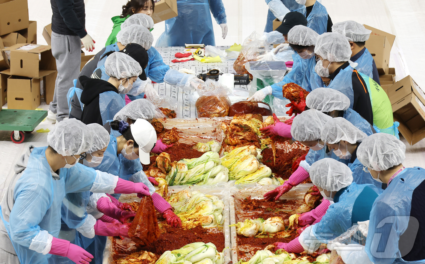 (인천공항=뉴스1) 공항사진기자단 = 18일 오전 인천 중구 인천국제공항공사스카이돔에서 '희망의 활주로 2025 김장 나눔 봉사활동'에서 참가자들이 인천 전 지역 취약계층 1,70 …