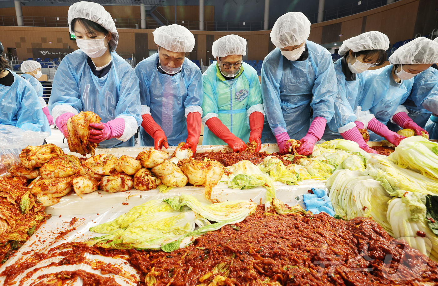 (인천공항=뉴스1) 공항사진기자단 = 18일 오전 인천 중구 인천국제공항공사스카이돔에서 개최된 '희망의 활주로 2025 김장 나눔 봉사활동'이 열리면서 이학재 인천국제공항공사 사장 …