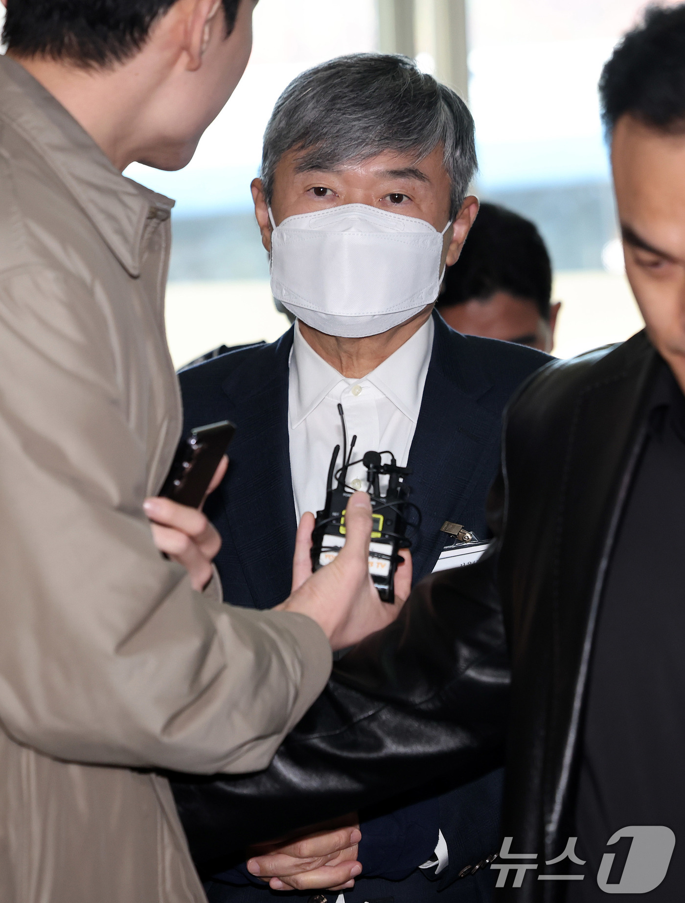 (서울=뉴스1) 박지혜 기자 = 구속중인 조태용 전 국가정보원장이 18일 오후 서울 서초구 순직해병 특별검사팀 사무실로 소환되고 있다. 2025.11.18/뉴스1