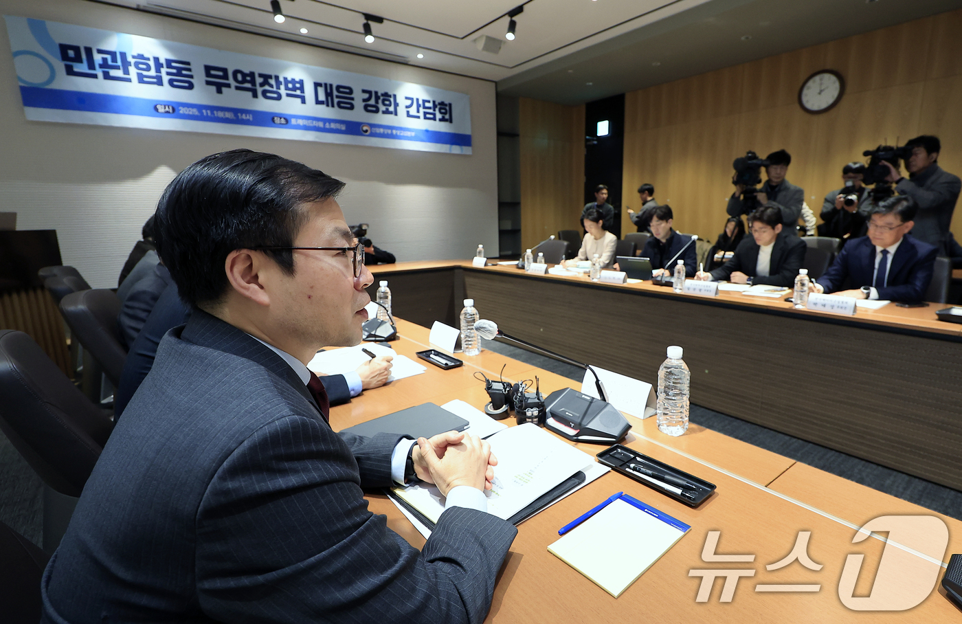 (서울=뉴스1) 박정호 기자 = 여한구 산업통상부 통상교섭본부장이 18일 오후 서울 강남구 삼성동 트레이드타워에서 열린 민관합동 무역장벽 대응 간담회에서 모두 발언을 하고 있다. …