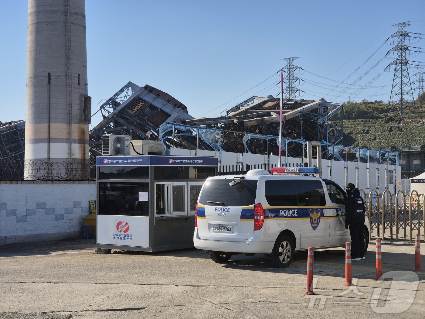 (울산=뉴스1) 박정현 기자 = 18일 9명의 사상자가 발생한 한국동서발전 울산화력발전소 보일러 타워 붕괴 사고의 정확한 사고 원인 규명을 위한 합동감식 차량이 울산시 울산화력으로 …