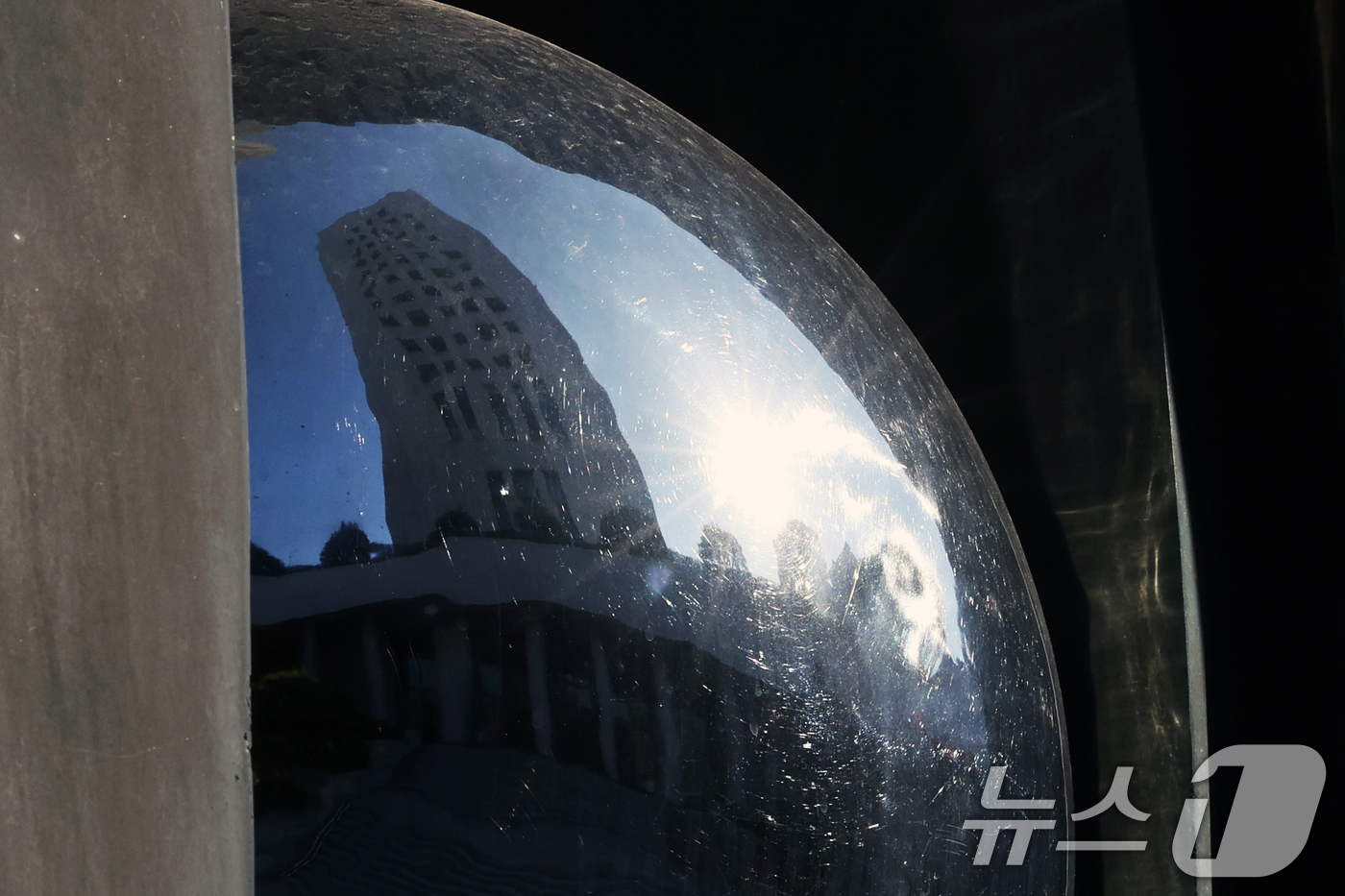 (서울=뉴스1) 황기선 기자 = 18일 서울 서초구 대검찰청에 적막감이 흐르고 있다.'대장동 1심 사건 항소 포기 사태'의 후폭풍이 거세지면서 지난 17일 박재억 수원지검장과 송강 …