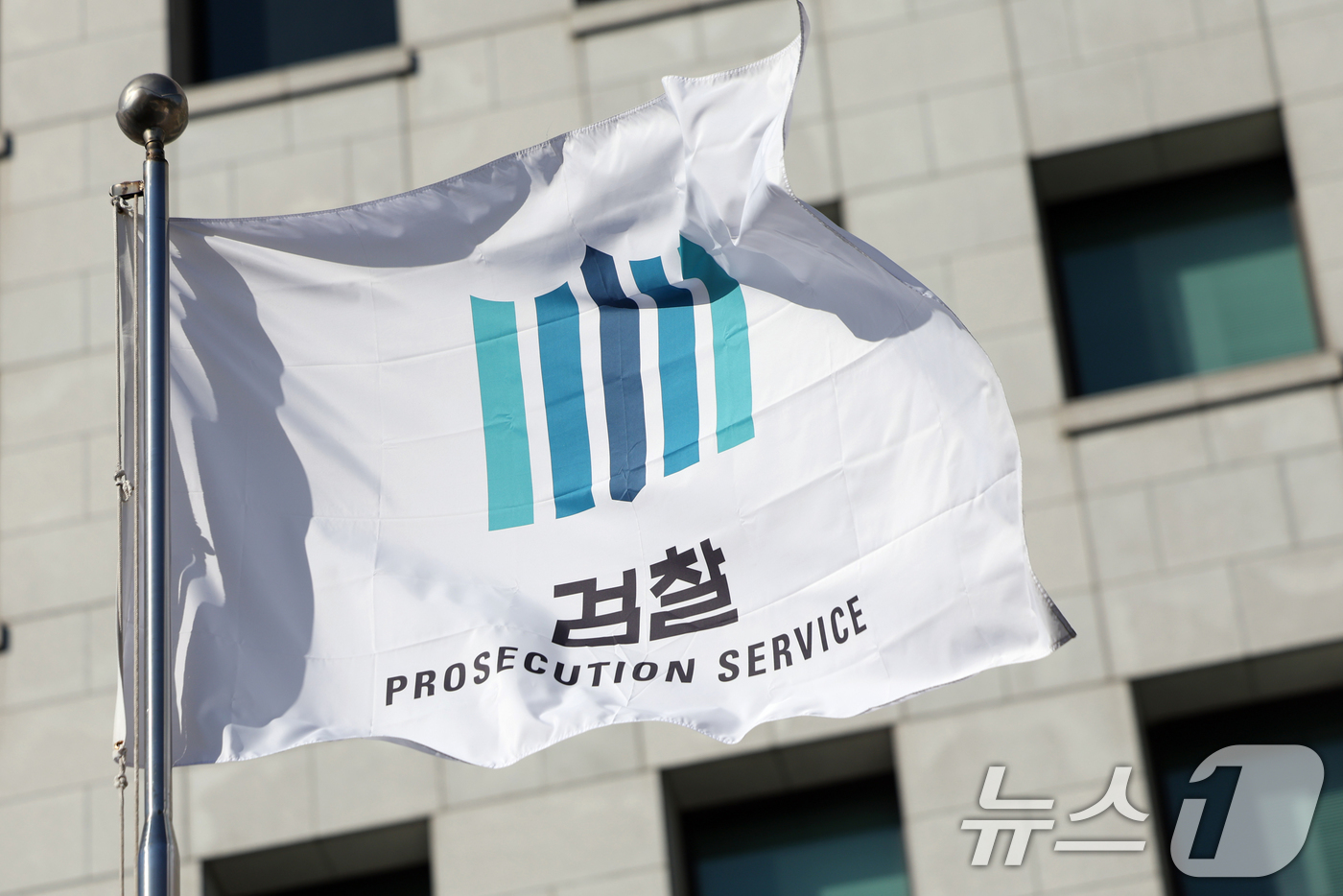 (서울=뉴스1) 황기선 기자 = 18일 서울 서초구 대검찰청에 적막감이 흐르고 있다.'대장동 1심 사건 항소 포기 사태'의 후폭풍이 거세지면서 지난 17일 박재억 수원지검장과 송강 …