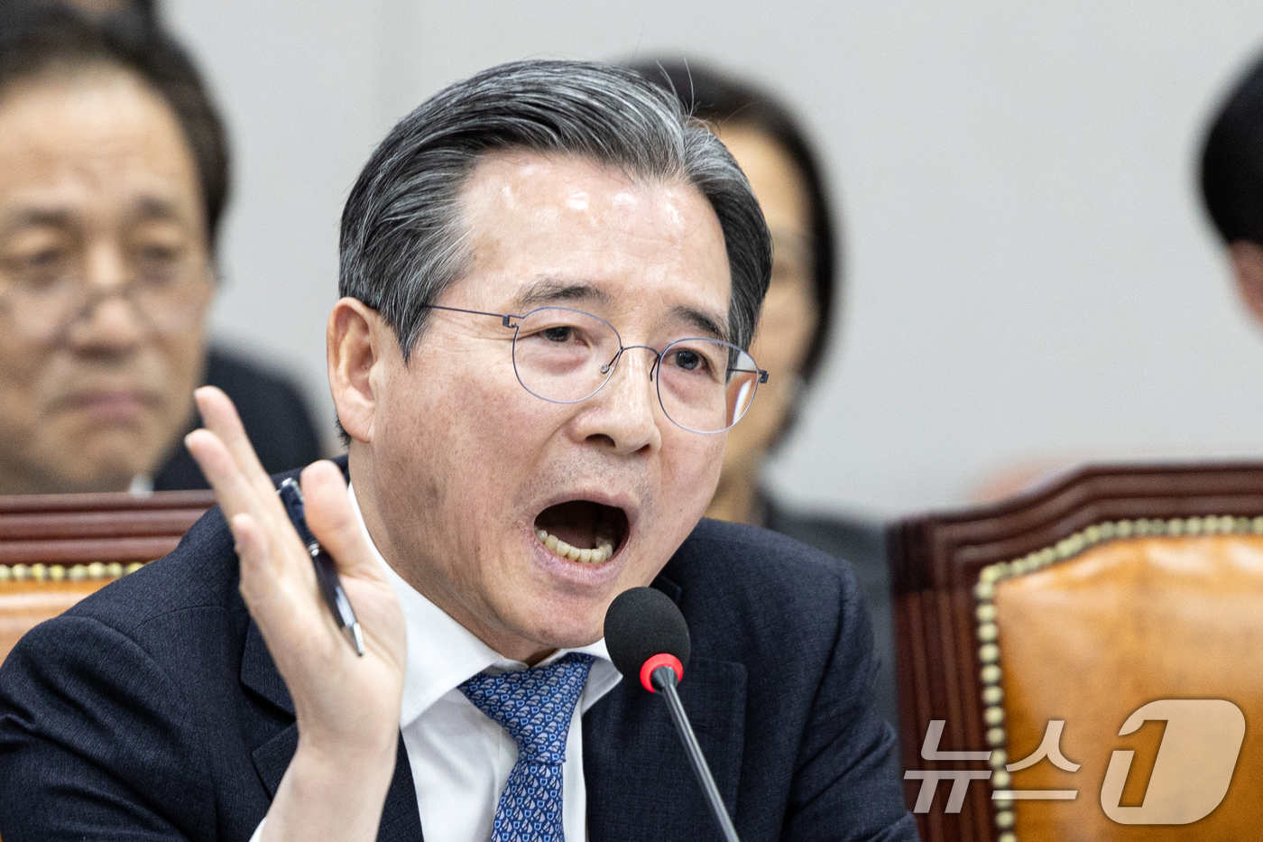 (서울=뉴스1) 이승배 기자 = 김용범 대통령실 정책실장이 18일 서울 여의도 국회에서 열린 제429회국회(정기회) 운영위원회 제5차 전체회의 김은혜 국민의힘 의원이 질의 중 가족 …