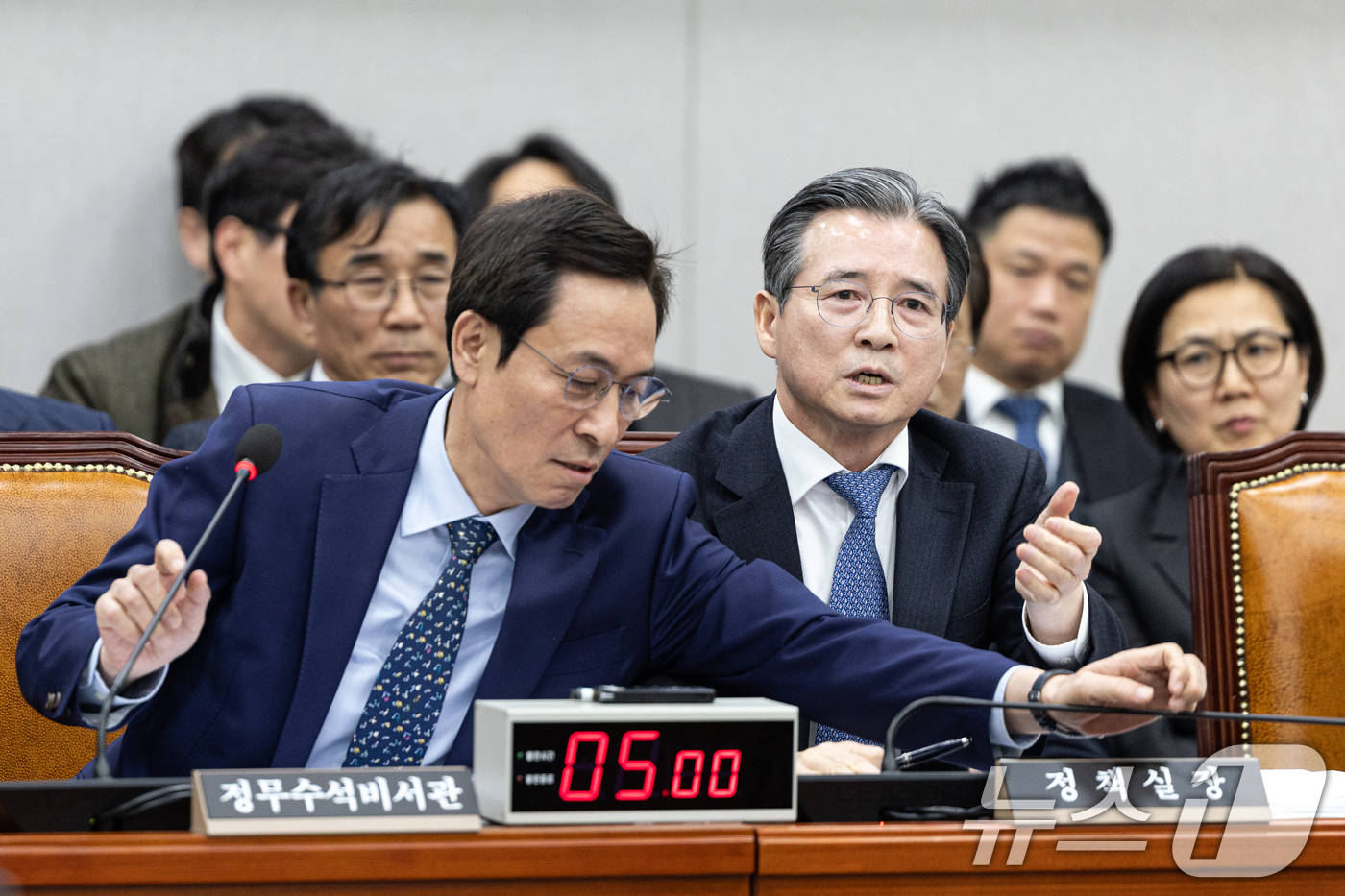 (서울=뉴스1) 이승배 기자 = 18일 서울 여의도 국회에서 열린 제429회국회(정기회) 운영위원회 제5차 전체회의에서 김용범 대통령실 정책실장이 김은혜 국민의힘 의원의 질의에 반 …