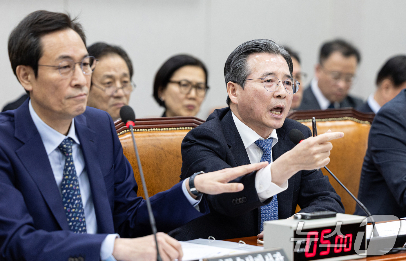 (서울=뉴스1) 이승배 기자 = 18일 서울 여의도 국회에서 열린 제429회국회(정기회) 운영위원회 제5차 전체회의에서 김용범 대통령실 정책실장이 김은혜 국민의힘 의원의 질의에 반 …