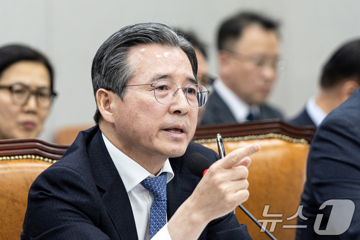 (서울=뉴스1) 이승배 기자 = 김용범 대통령실 정책실장이 18일 서울 여의도 국회에서 열린 제429회국회(정기회) 운영위원회 제5차 전체회의 김은혜 국민의힘 의원이 질의 중 가족 …