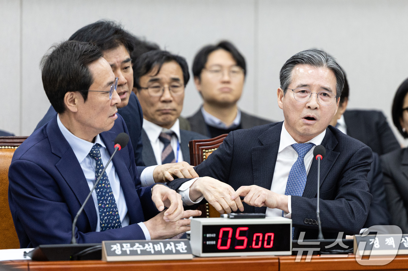 (서울=뉴스1) 이승배 기자 = 18일 서울 여의도 국회에서 열린 제429회국회(정기회) 운영위원회 제5차 전체회의에서 김용범 대통령실 정책실장이 김은혜 국민의힘 의원의 질의에 반 …