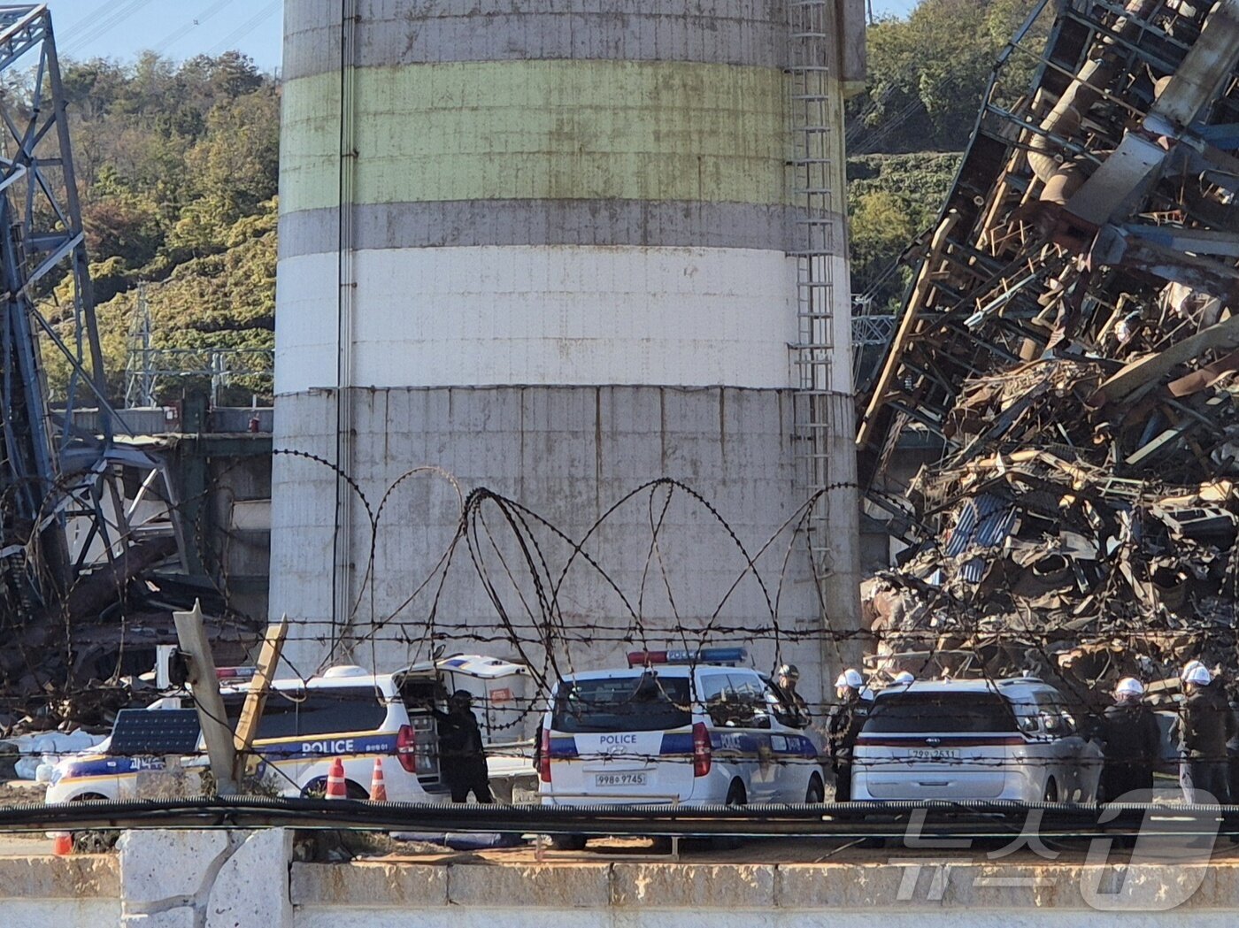 본문 이미지 - 18일 오후 합동감식반이 경북 울산시 울산화력 붕괴 사고에 대한 정확한 원인 등을 조사하기 위한 합동감식을 하고 있다. 2025.11.18/뉴스1 ⓒ News1 박정현 기자