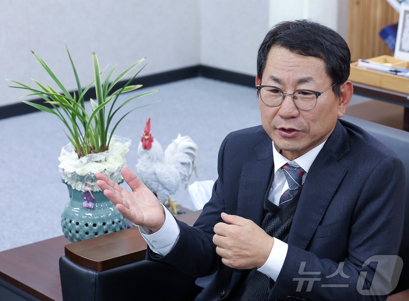 본문 이미지 - 나명석 한국프랜차이즈산업협회 회장 당선인이 18일 경기도 고양시 자담치킨 본사에서 뉴스1과 인터뷰를 하고 있다. 2025.11.18/뉴스1 ⓒ News1 김성진 기자