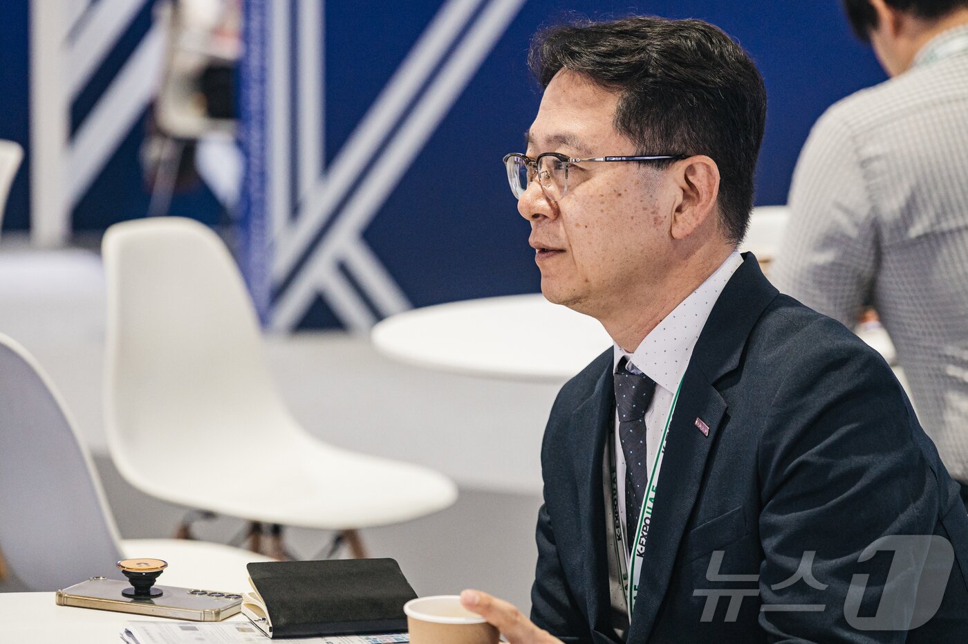 본문 이미지 - 17일&#40;현지 시간&#41; 아랍에미리트 두바이 월드트레이드센터에서 열린 &#39;2025 K-엑스포 아랍에미리트: 올 어바웃 케이 스타일&#39;의 기업 간 거래&#40;B2B&#41; 라운지에서 박영일 한국콘텐츠진흥원 UAE 비즈니스센터장이 뉴스1과 인터뷰하고 있다. &#40;사진가 장석현 제공, 재판매 및 DB금지&#41; 2025. 11.18/뉴스1 ⓒ News1  