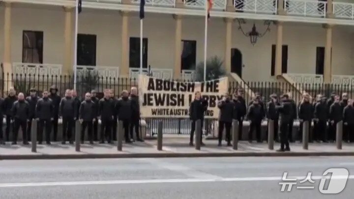 본문 이미지 - 지난 8일(현지시간) 네오나치 단체 국가사회주의네트워크(NSN)가 시드니 소재 뉴사우스웨일스주(NSW) 의회 앞에서 주최한 네오나치 집회의 모습. (출처=소셜미디어 엑스)