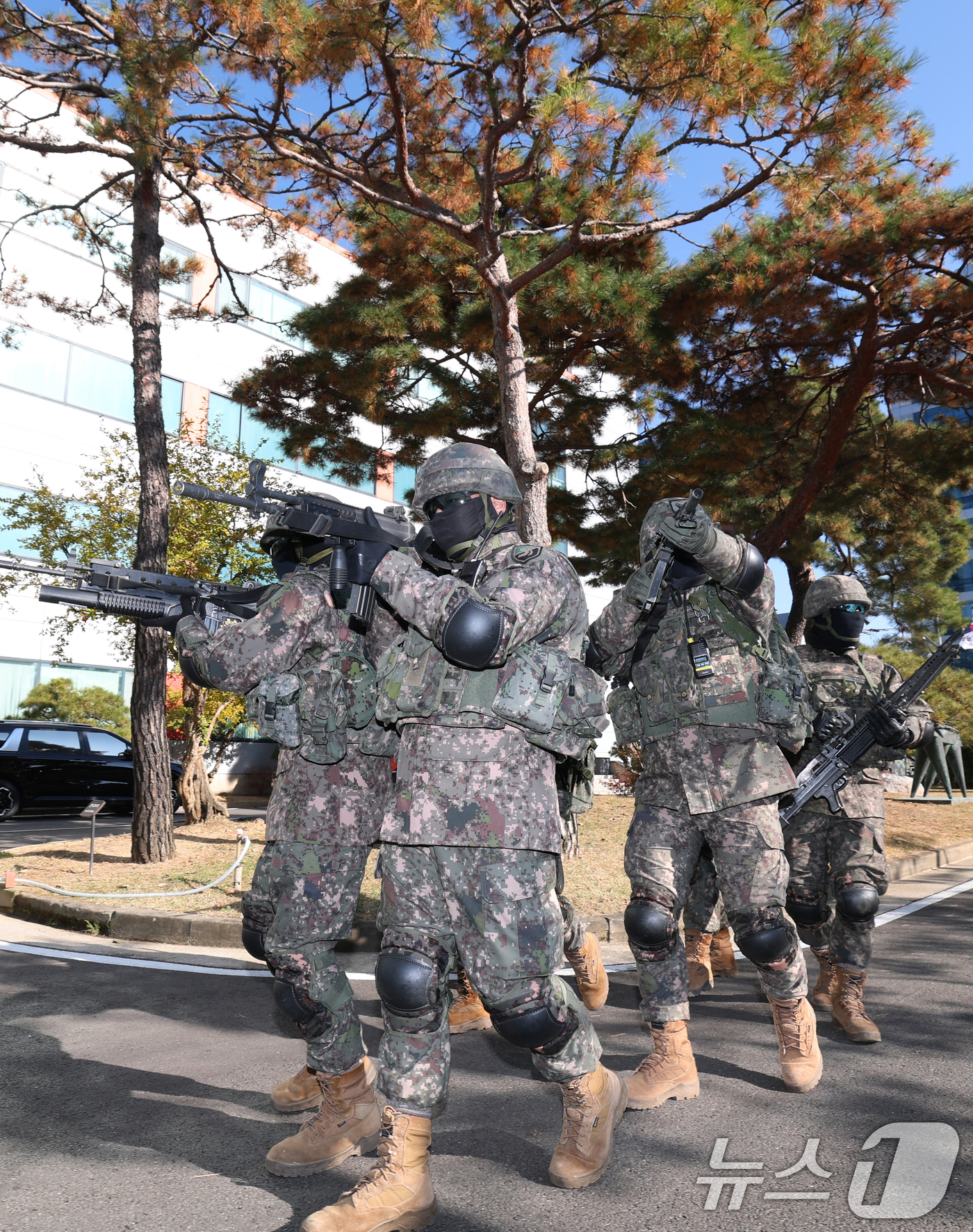 (안양=뉴스1) 김영운 기자 = 18일 경기 안양시 내에 위치한 국가중요시설에서 육군 제51보병사단 장병들이 테러 발생 상황을 가정해 통합방호훈련을 실시하고 있다. 2025.11. …