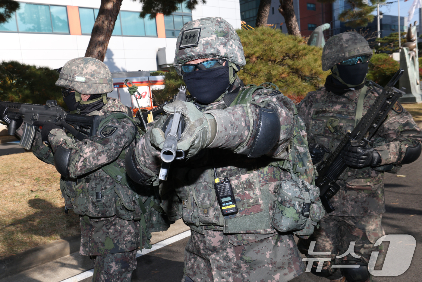 (안양=뉴스1) 김영운 기자 = 18일 경기 안양시 내에 위치한 국가중요시설에서 육군 제51보병사단 장병들이 테러 발생 상황을 가정해 통합방호훈련을 실시하고 있다. 2025.11. …
