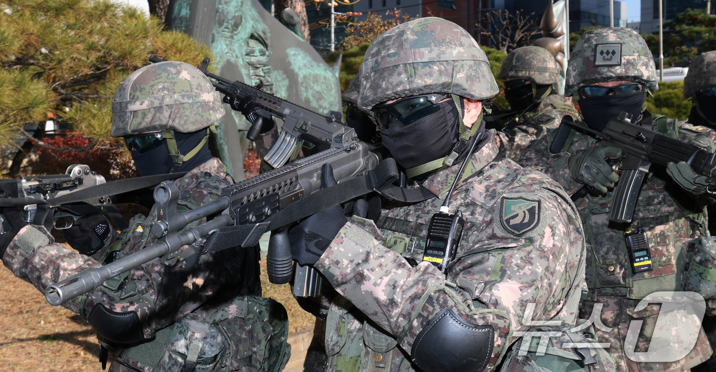 (안양=뉴스1) 김영운 기자 = 18일 경기 안양시 내에 위치한 국가중요시설에서 육군 제51보병사단 장병들이 테러 발생 상황을 가정해 통합방호훈련을 실시하고 있다. 2025.11. …