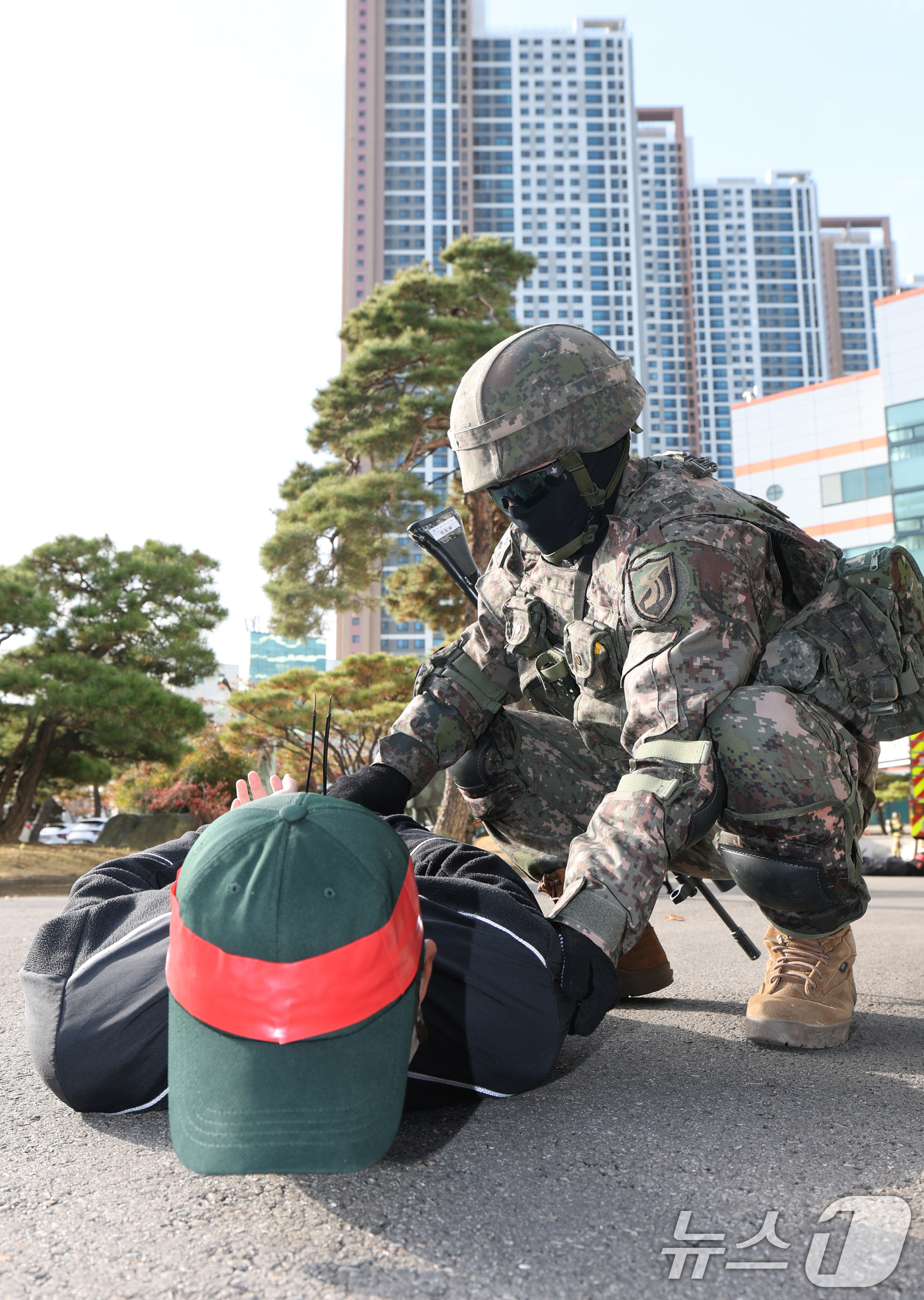(안양=뉴스1) 김영운 기자 = 18일 경기 안양시 내에 위치한 국가중요시설에서 육군 제51보병사단 장병들이 테러 발생 상황을 가정해 통합방호훈련을 실시하고 있다. 2025.11. …