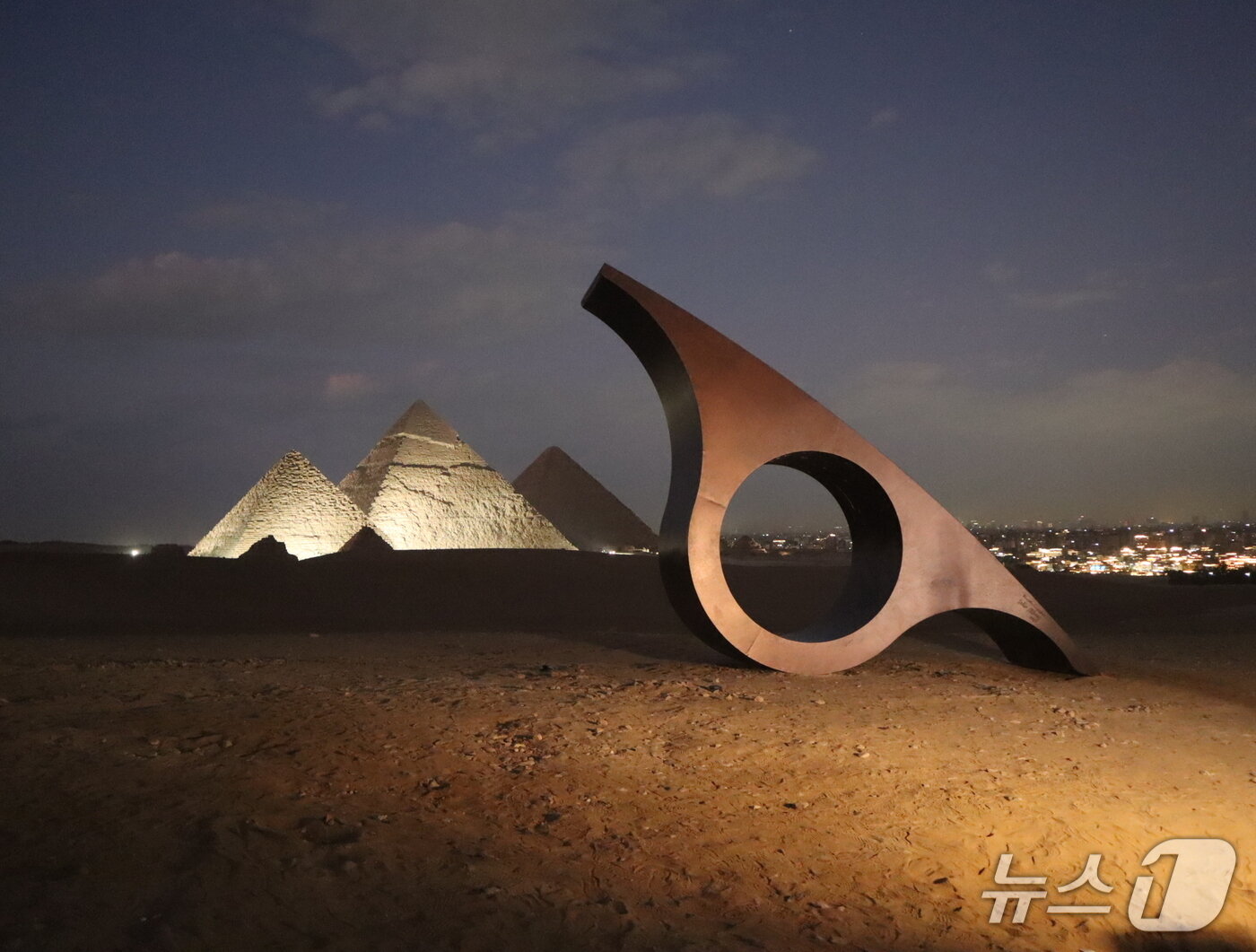 본문 이미지 - 이집트 작가 살하 엘 마스리의 작품 &lt;Ma&#39;at&gt; ⓒ 뉴스1 김정한 기자