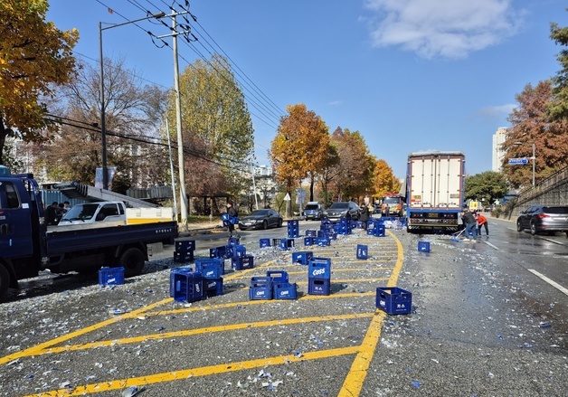 광주 도심 달리던 화물차서 맥주병 쏟아져…차량 5대 파손