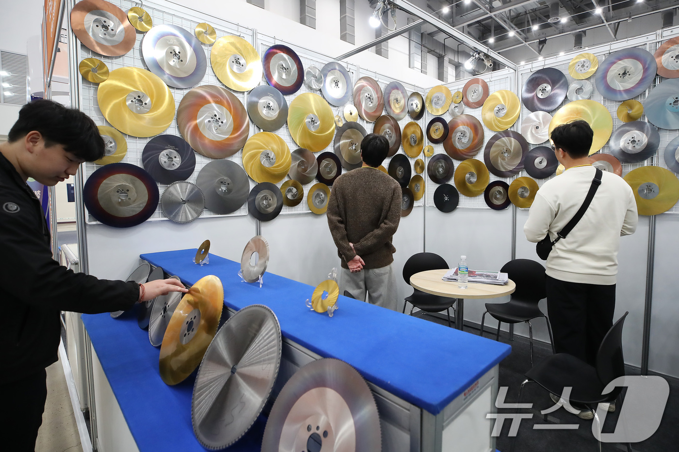 (대구=뉴스1) 공정식 기자 = 18일 대구 북구 엑스코(EXCO)에서 개막한 '2025 대구국제기계산업대전'을 찾은 관람객이 다양한 소재로 만들어진 원형 톱날을 살펴보고 있다.이 …