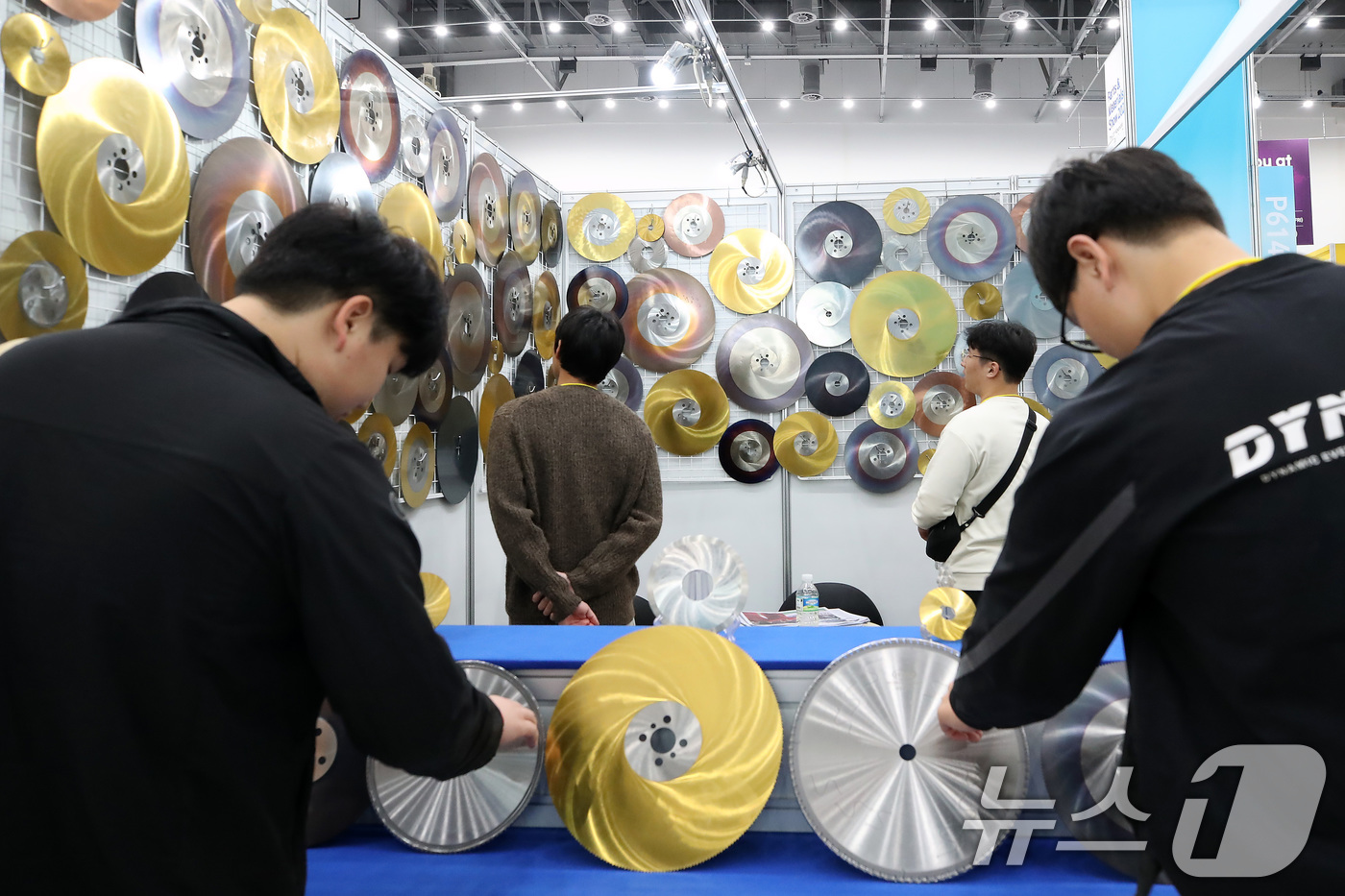 (대구=뉴스1) 공정식 기자 = 18일 대구 북구 엑스코(EXCO)에서 개막한 '2025 대구국제기계산업대전'을 찾은 관람객이 다양한 소재로 만들어진 원형 톱날을 살펴보고 있다.이 …