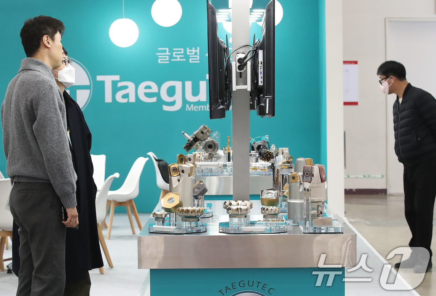 (대구=뉴스1) 공정식 기자 = 18일 대구 북구 엑스코(EXCO)에서 개막한 '2025 대구국제기계산업대전'을 찾은 관람객이 대구텍 부스에 전시된 다양한 절삭공구를 살펴보고 있다 …