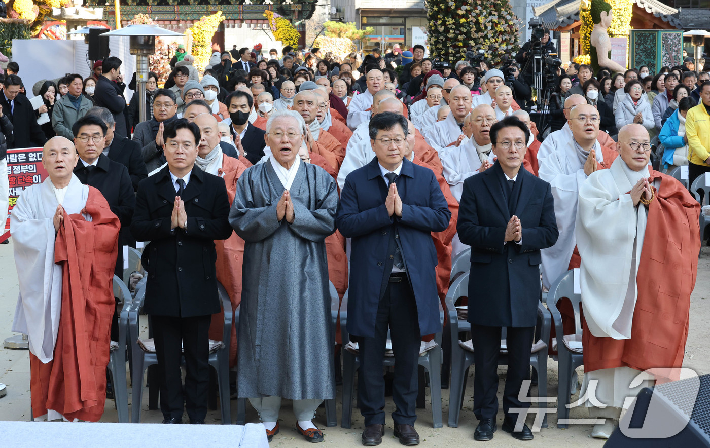 (서울=뉴스1) 이광호 기자 = 김민석 국무총리와 조계종 총무원장 진우 스님 등이 18일 오후 서울 종로구 조계사 대웅전 앞마당에서 열린 안전하고 차별없는 일터 기원 산재사망 희생 …
