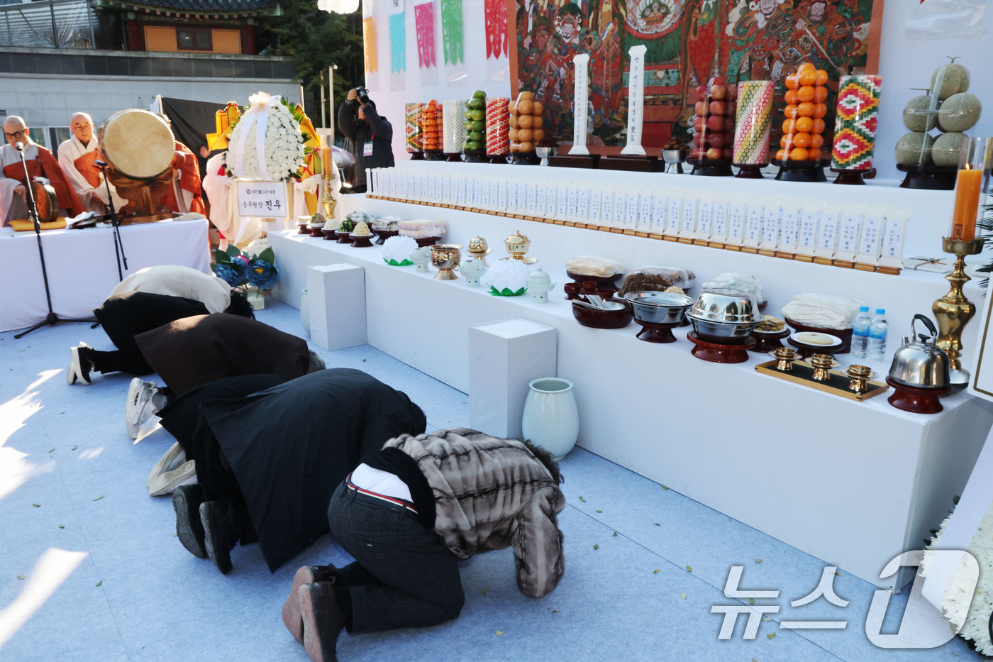 (서울=뉴스1) 이광호 기자 = 18일 오후 서울 종로구 조계사 대웅전 앞마당에서 열린 안전하고 차별없는 일터 기원 산재사망 희생자 추모 위령재에서 유가족들이 헌향·헌다 후 큰절을 …