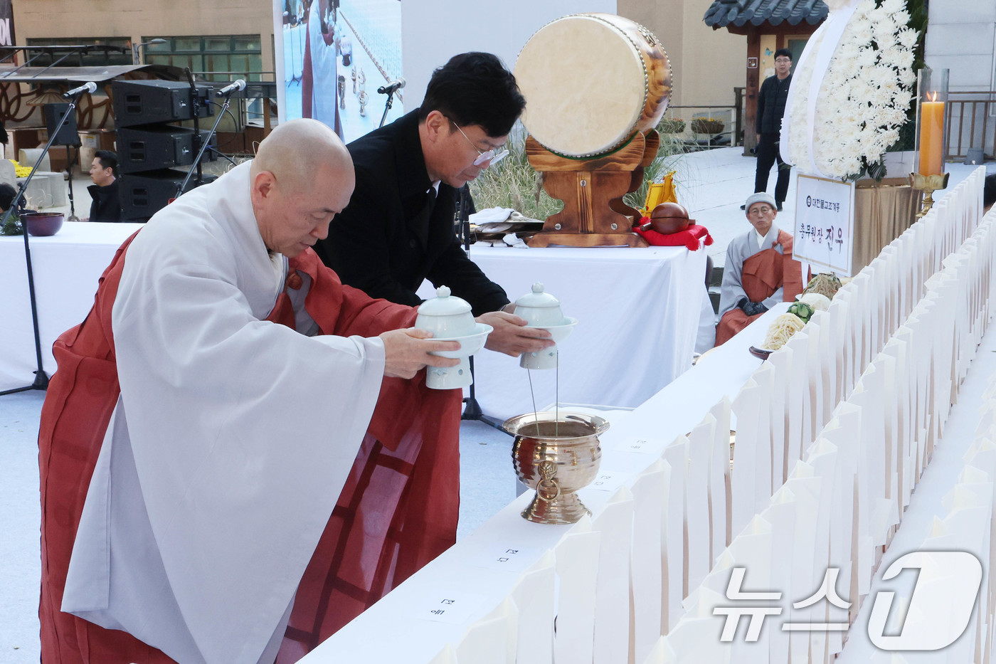 (서울=뉴스1) 이광호 기자 = 김영훈 고용노동부 장관과 조계종 사회부장 진성 스님이 18일 오후 서울 종로구 조계사 대웅전 앞마당에서 열린 안전하고 차별없는 일터 기원 산재사망 …