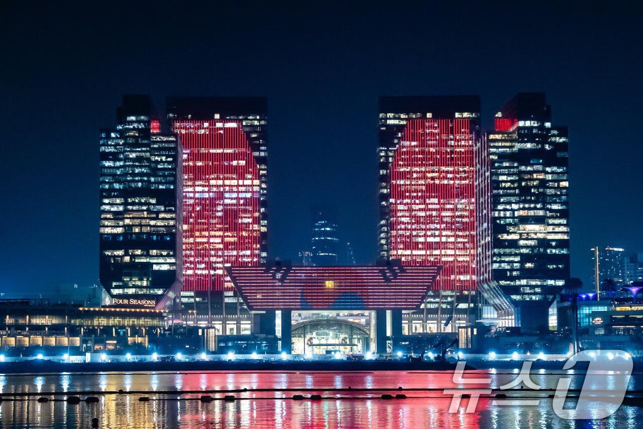 본문 이미지 - 17일&#40;현지시간&#41; 아랍에미리트&#40;UAE&#41; 아부다비 글로벌 마켓&#40;ADGM&#41; 건물에 이재명 대통령 국민 방문에 대한 환영으로 태극기 조명이 점등되어 있다. &#40;대통령실 제공. 재판매 및 DB 금지&#41; 2025.11.18/뉴스1 ⓒ News1 허경 기자