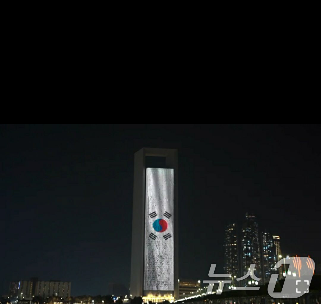 (서울=뉴스1) 허경 기자 = 17일(현지시간) 아랍에미리트(UAE) 아부다비 국영석유회사(ADNOC) 본사에 이재명 대통령 국민 방문에 대한 환영으로 태극기 조명이 점등되어 있다 …