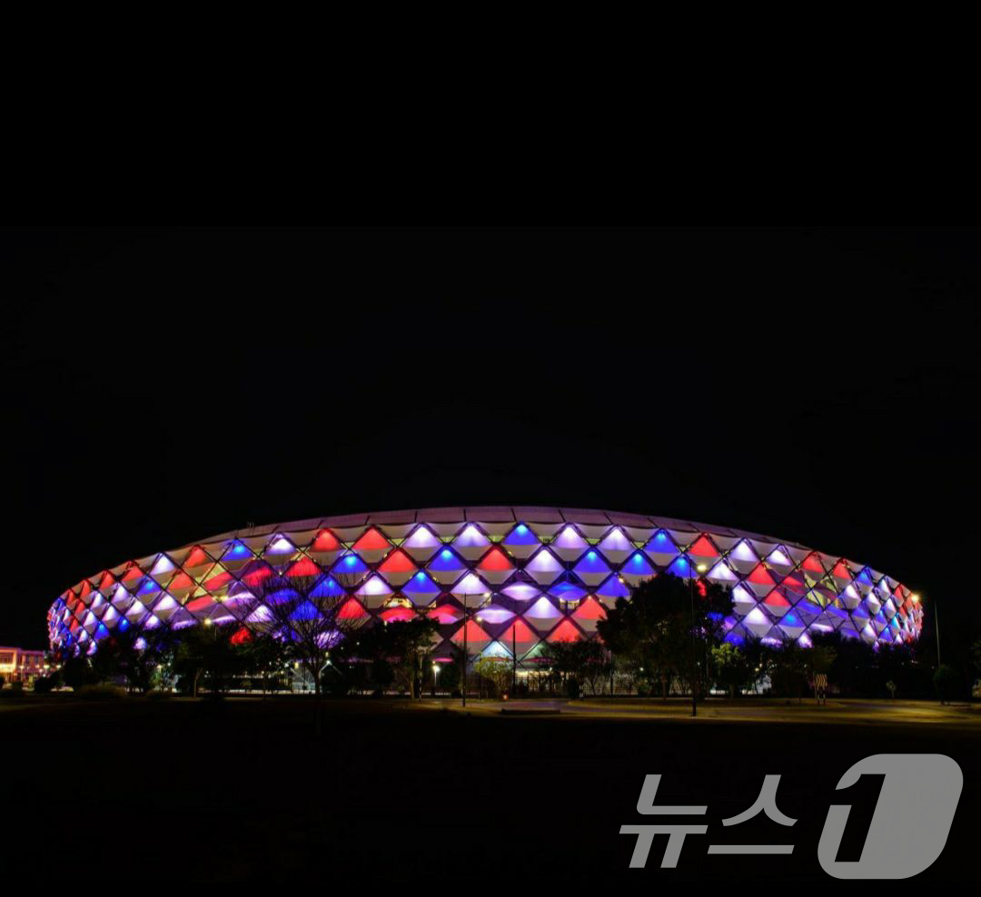 (서울=뉴스1) 허경 기자 = 17일 아랍에미리트(UAE) 아부다비 스타디움에 이재명 대통령 국민 방문에 대한 환영으로 조명이 점등되어 있다. (대통령실 제공. 재판매 및 DB 금 …
