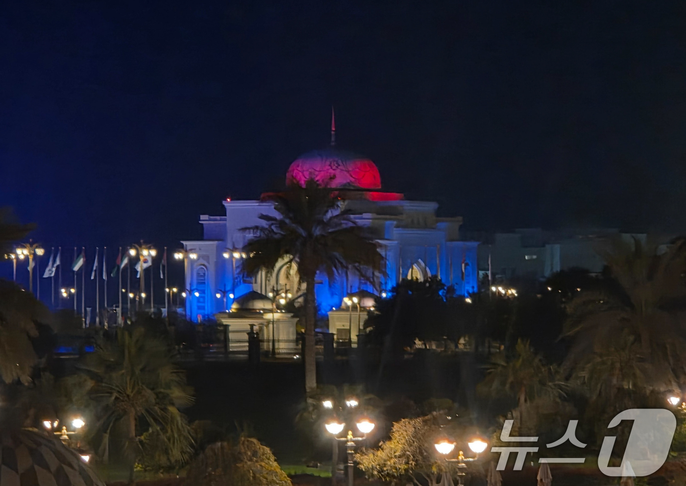 (서울=뉴스1) 허경 기자 = 17일 아랍에미리트(UAE) 아부다비 대통령궁에 이재명 대통령 국민 방문에 대한 환영으로 조명이 점등되어 있다. (대통령실 제공. 재판매 및 DB 금 …