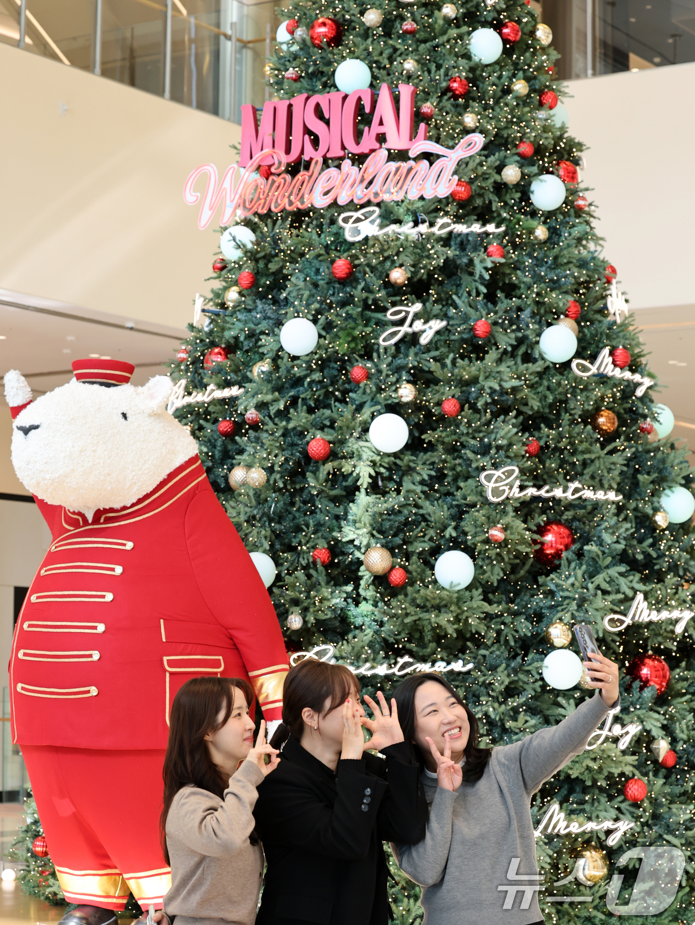 (대전=뉴스1) 김기태 기자 = 18일 대전 유성구 대전신세계 Art&Science 1층에 대형 크리스마스 트리가 설치돼 눈길을 끌고 있다.이날 대전신세계 Art&Science는 …