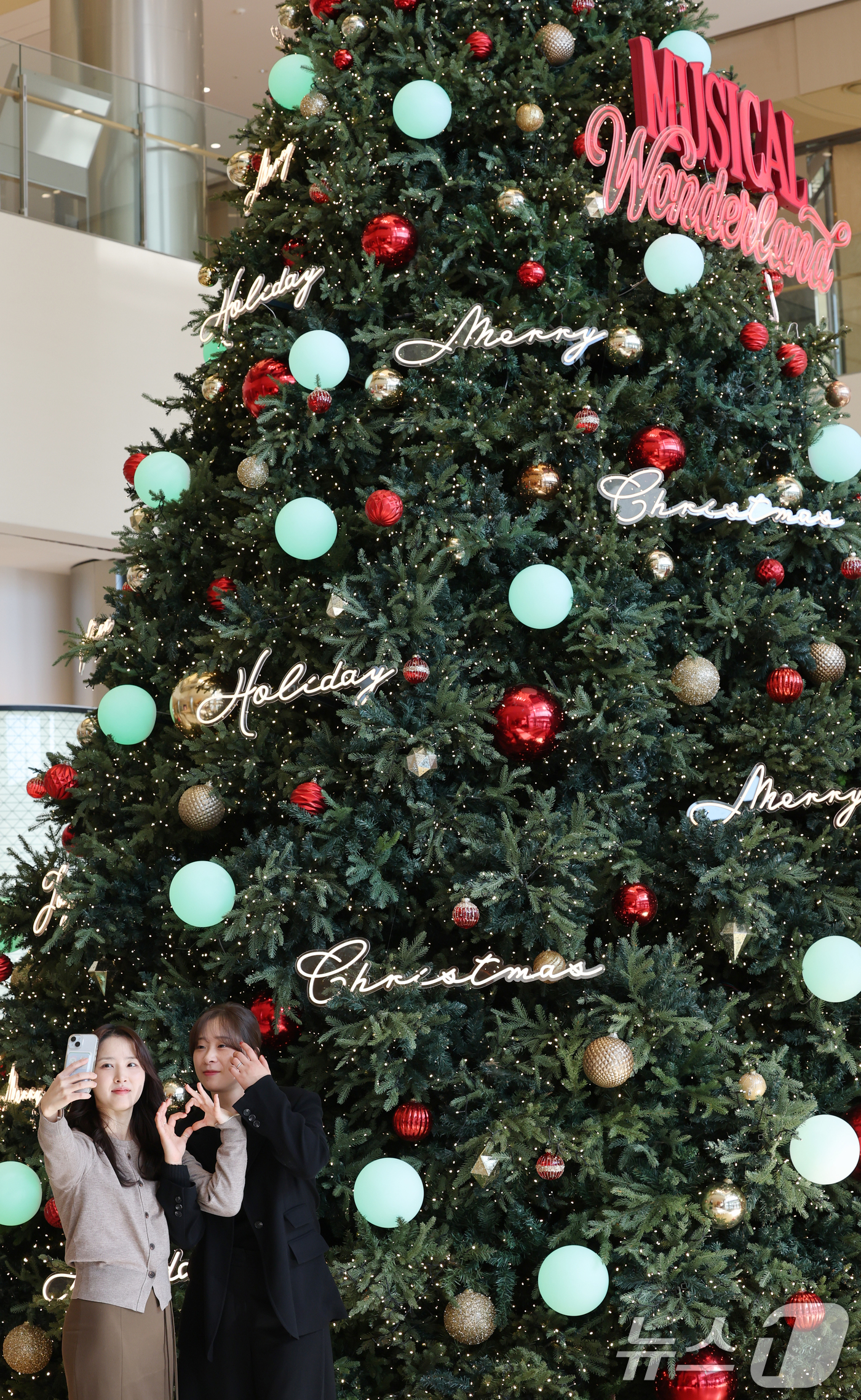 (대전=뉴스1) 김기태 기자 = 18일 대전 유성구 대전신세계 Art&Science 1층에 대형 크리스마스 트리가 설치돼 눈길을 끌고 있다.이날 대전신세계 Art&Science는 …