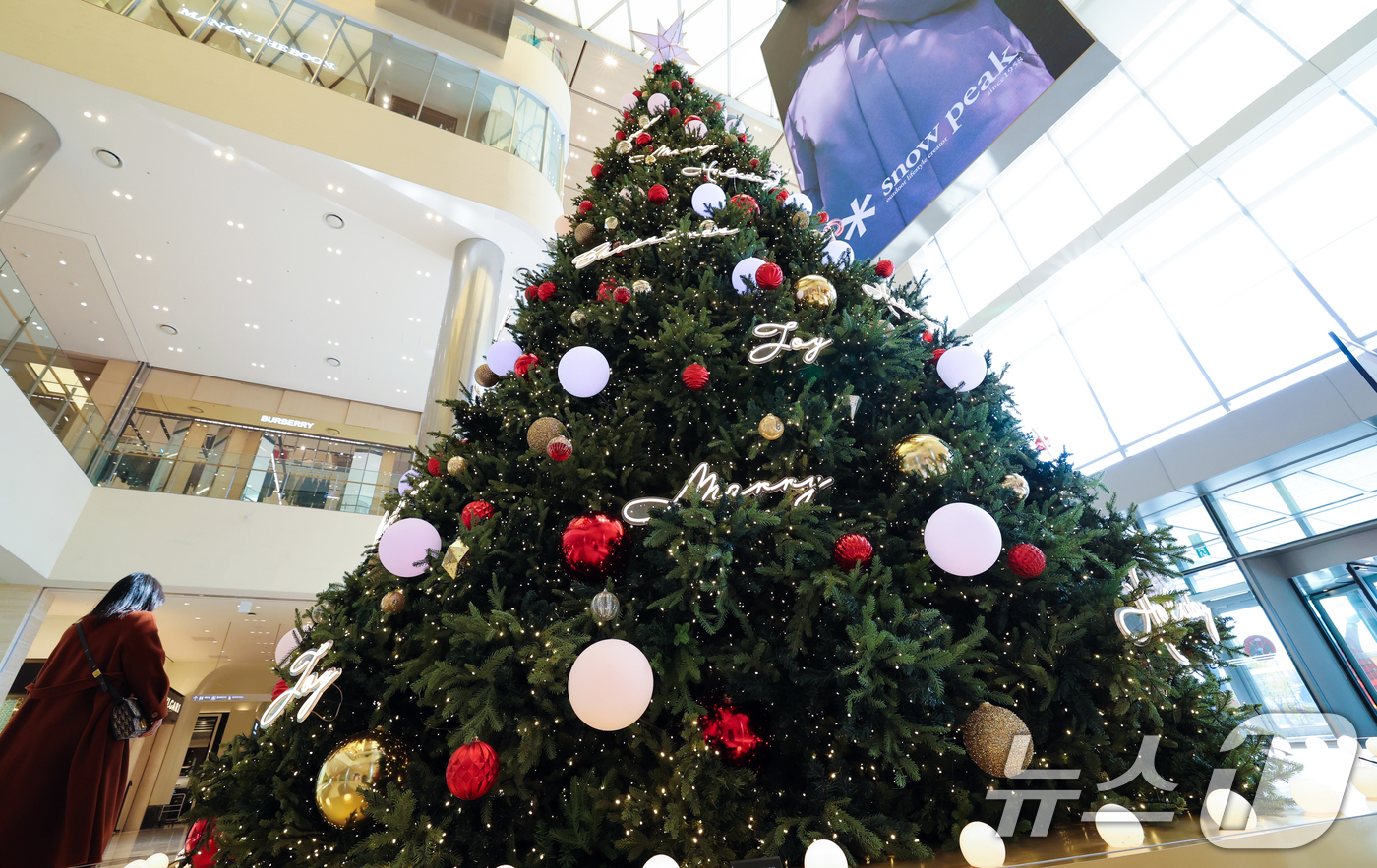 (대전=뉴스1) 김기태 기자 = 18일 대전 유성구 대전신세계 Art&Science 1층에 대형 크리스마스 트리가 설치돼 눈길을 끌고 있다.이날 대전신세계 Art&Science는 …