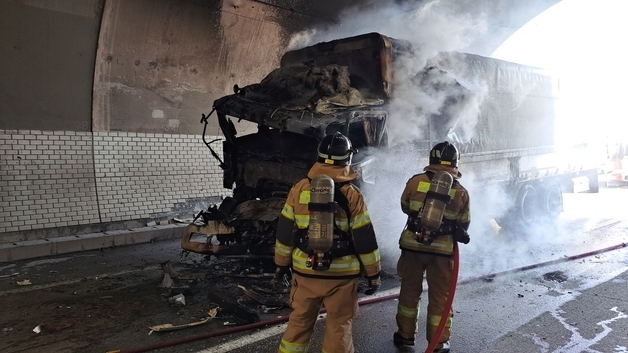 고령2터널 화물차 3중 추돌…"사고 수습 중, 2개차로 통행 재개"