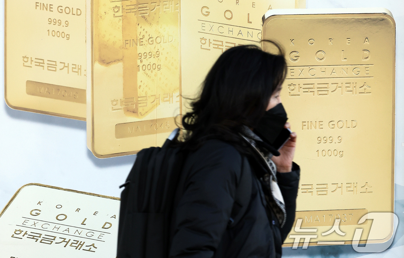 (서울=뉴스1) 이호윤 기자 = 18일 한국금거래소에 따르면 순금(24K) 가격은 1돈(3.75g)당 82만8000원(-1.57%)으로 전 거래일 보다 1만3000원 내렸다. 매입 …