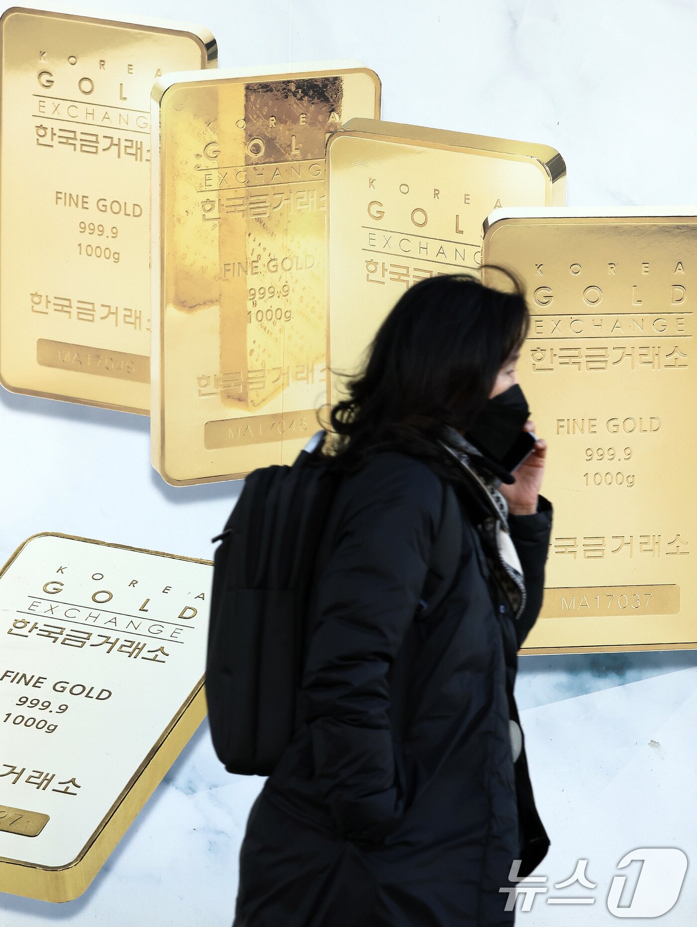 본문 이미지 -  서울 종로구 금거래소 앞을 시민이 지나가는 모습. 2025.11.18/뉴스1 ⓒ News1 이호윤 기자