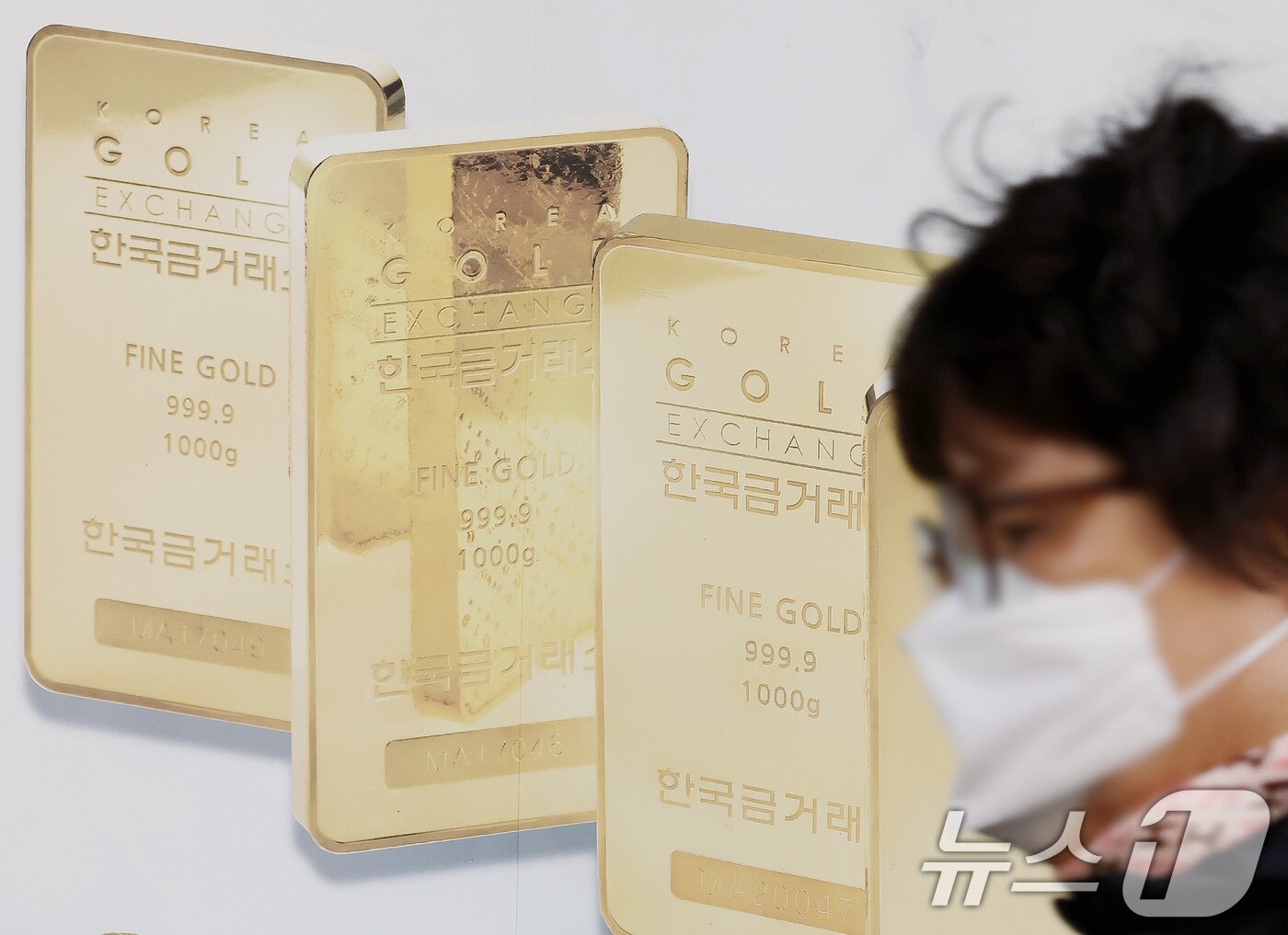 본문 이미지 - 18일 한국금거래소에 따르면 순금&#40;24K&#41; 가격은 1돈&#40;3.75g&#41;당 82만8000원&#40;-1.57%&#41;으로 전 거래일 보다 1만3000원 내렸다. 2025.11.18/뉴스1 ⓒ News1 이호윤 기자