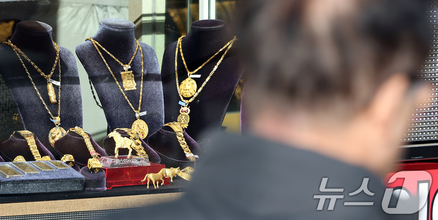 (서울=뉴스1) 이호윤 기자 = 18일 한국금거래소에 따르면 순금(24K) 가격은 1돈(3.75g)당 82만8000원(-1.57%)으로 전 거래일 보다 1만3000원 내렸다. 매입 …