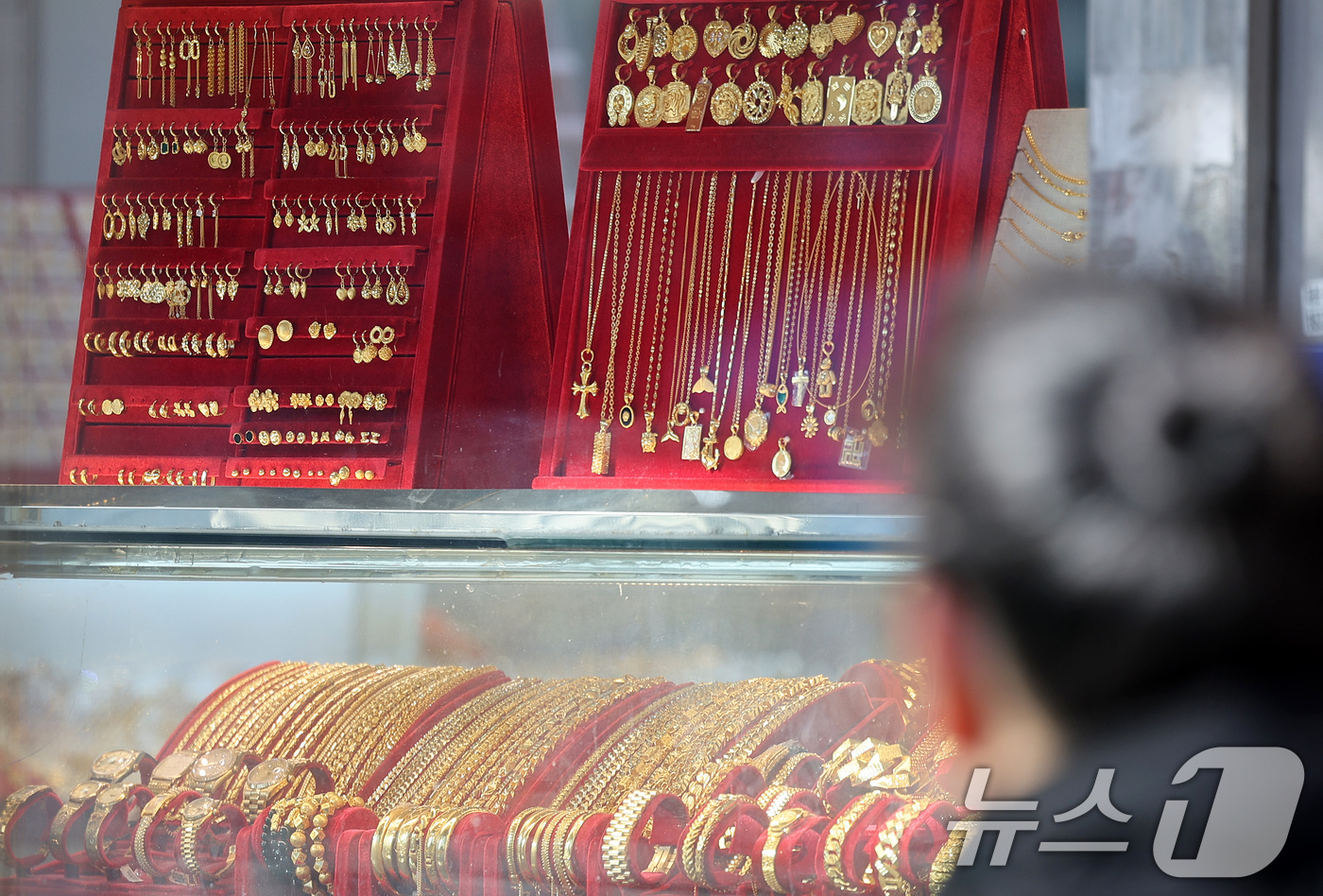 (서울=뉴스1) 이호윤 기자 = 18일 한국금거래소에 따르면 순금(24K) 가격은 1돈(3.75g)당 82만8000원(-1.57%)으로 전 거래일 보다 1만3000원 내렸다. 매입 …