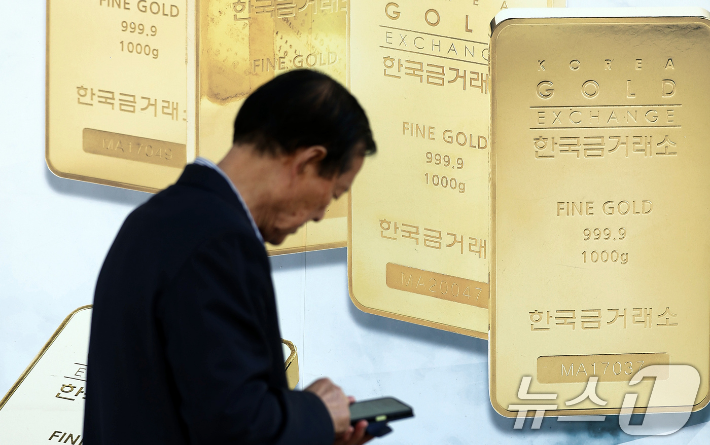 (서울=뉴스1) 이호윤 기자 = 18일 한국금거래소에 따르면 순금(24K) 가격은 1돈(3.75g)당 82만8000원(-1.57%)으로 전 거래일 보다 1만3000원 내렸다. 매입 …