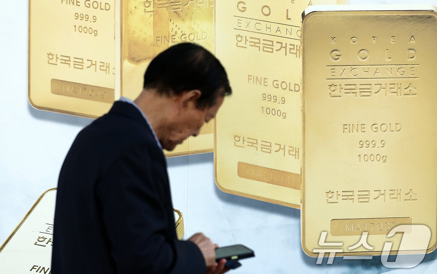 본문 이미지 - 18일 한국금거래소에 따르면 순금&#40;24K&#41; 가격은 1돈&#40;3.75g&#41;당 82만8000원&#40;-1.57%&#41;으로 전 거래일 보다 1만3000원 내렸다. 매입가는 72만원&#40;-1.39%&#41;으로 전 거래일 대비 1만원 하락했다. 사진은 이날 서울 종로구 금거래소 앞을 시민이 지나가는 모습. 2025.11.18/뉴스1 ⓒ News1 이호윤 기자