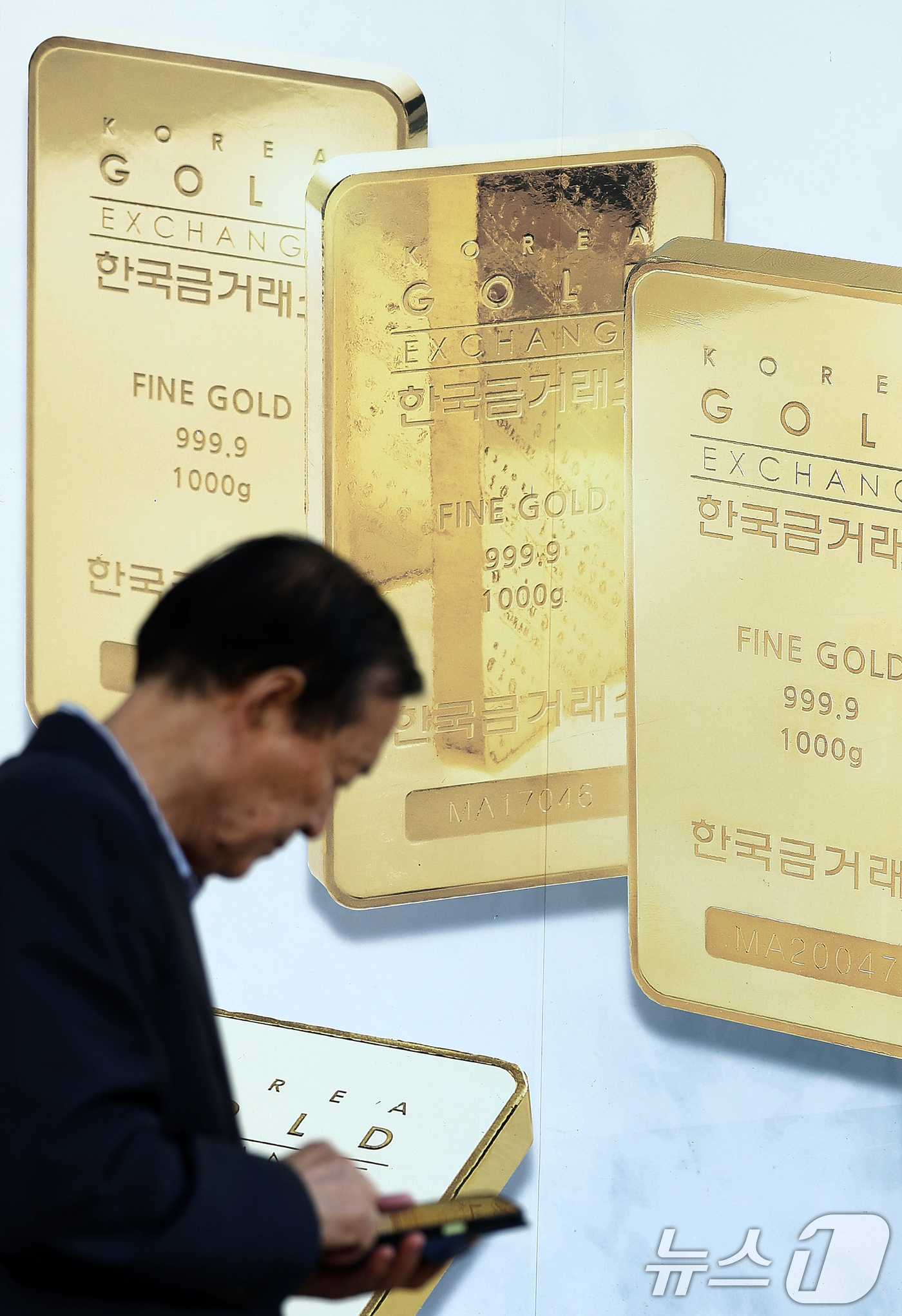 (서울=뉴스1) 이호윤 기자 = 18일 한국금거래소에 따르면 순금(24K) 가격은 1돈(3.75g)당 82만8000원(-1.57%)으로 전 거래일 보다 1만3000원 내렸다. 매입 …