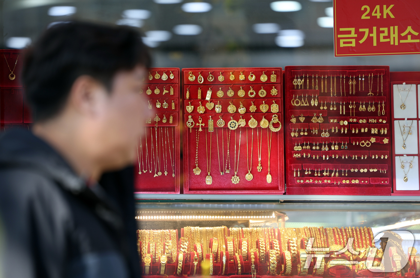 (서울=뉴스1) 이호윤 기자 = 18일 한국금거래소에 따르면 순금(24K) 가격은 1돈(3.75g)당 82만8000원(-1.57%)으로 전 거래일 보다 1만3000원 내렸다. 매입 …